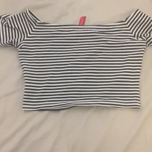 Crop top från hm strl xs - Bra skick, endast använd  3 gånger. Från hm. Frakt tillkommer med 30krBuda från 30kr