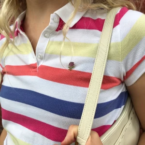 LC waikiki tröja  - lc waikiki tröja i storlek xs/s. Märket finns inte i Sverige. Använd men i bra skick. Rosen är en pin så går o ta bort. Frakt förekommer💕✨