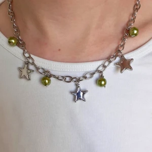 Stjärnhalsband  - Halsbandet är 42 cm långt men kan göra det vår kortare eller längre om det önskas✨ 