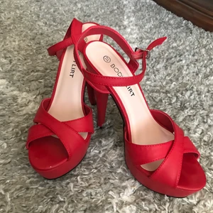 Röda klackar  - Frakt ingår, Använt 1 gång‼️ Bekväma och fina, kan användas till både classy och casual events 😊  Finns i Solna för upphämtning  Köpt för 450kr