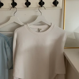 Vit tröja från nelly - Storlek M sitter som en S, använd ett fåtal gånger så den är i fint skick. Säljer för 150kr + frakt🤍