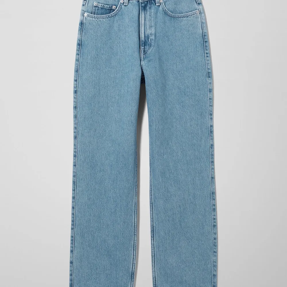 Weekdays jeans i modellen Rowe, storlek 25/30. Använda ett par gånger, tvättade en gång. Köp dem av mig så jag kan köpa större storlek 🥳 250kr (nypris 500) Frakt 79kr eller mötas upp i gbg!. Jeans & Byxor.