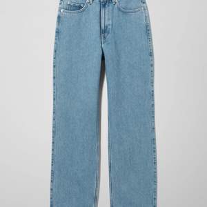 Weekdays jeans i modellen Rowe, storlek 25/30. Använda ett par gånger, tvättade en gång. Köp dem av mig så jag kan köpa större storlek 🥳 250kr (nypris 500) Frakt 79kr eller mötas upp i gbg!