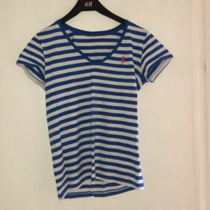 Polo Ralph Lauren t-shirt  - En T-shirt köpt i New York för ett tag sen men har inte kommit till användning. Den är i mycket bra skick då jag endast använt den 2 till 3 gånger. Köparen står för frakt!
