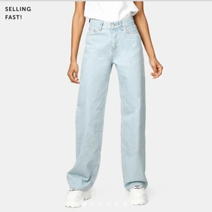 Populära Junkyard jeans  - Säljer dessa super snygga Junkyard jeans!! Dem är använda fåtal gånger och är därför i väldigt bra skick. Jeansen är ljusblå och vida. Skriv om ni undrar något. Köparen står för frakten💛 högsta bud: 340 + frakt