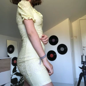 fin gul klänning - super fin gul klänning i strl 34 från Reclaimed Vintage. aldrig använd. jätte skönt material. inte genomskinlig :) säljer den för att inte kommer till användning. köparen står för frakt, jag kan också mötas upp i sthlm 🦋