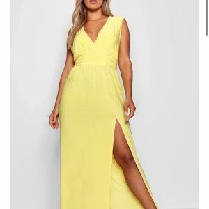 Gul långklänning i storlek 56 - Gul långklänning i stretchigt material. Storlek 56. Är köpt på boohoo. Betalning med swich, köparen står för eventuell frakt. 