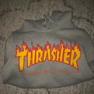 THRASHER HODDIE  - En snygg thrasher hoddie i bra skick,köptes här på plick men satt inte riktigt som jag hade tänkt så har bara provat den. Den är äkta!!! Frakt 82kr
