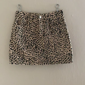 kjol storlek 38 - säljer pågrund av att den är för kort ( är 175) . frakt står köpare för. För mer info skicka privat. pris kan diskuteras 