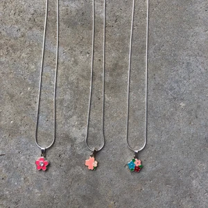 Halsband - Gratis FRAKT!!!!! - Halsband från företaget Laboro. Super fina. Fina färger som kommer förstärka din outfit. Jag betalar för frakten och du för halsbandet👍🏼😊