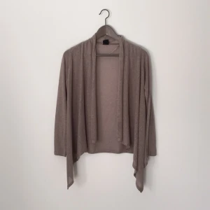  - Cardigan i fin höstlig färg köpt på Ginatricot. 