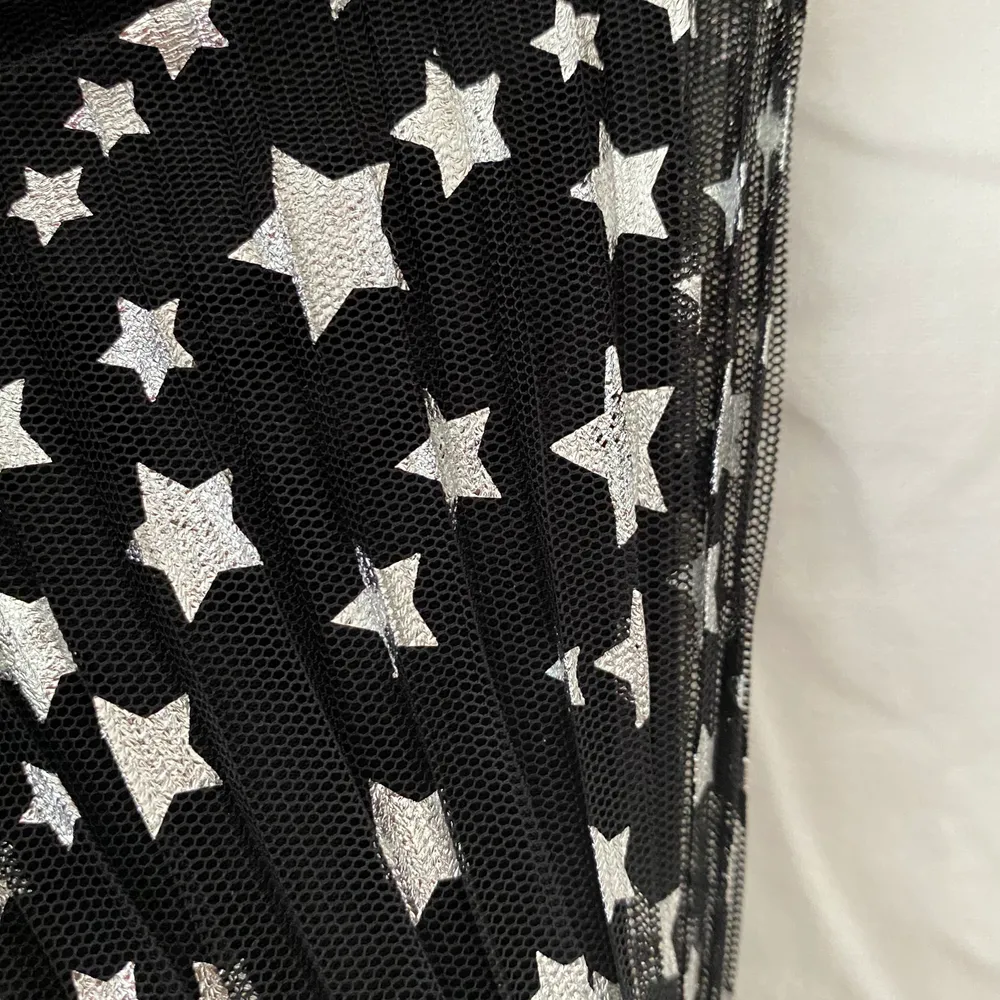 Superfin svart plisseradkjol med silvriga stjärnor på. Snålt använd. Köparen står för frakt och om det är flera intresserade blir det budgivning:). Kjolar.