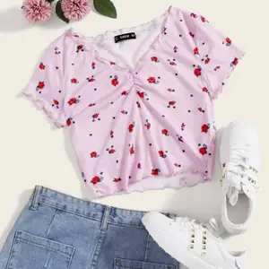 Säljer denna rosa blommiga sommar tröjan <3    (frakten är inkluderad)