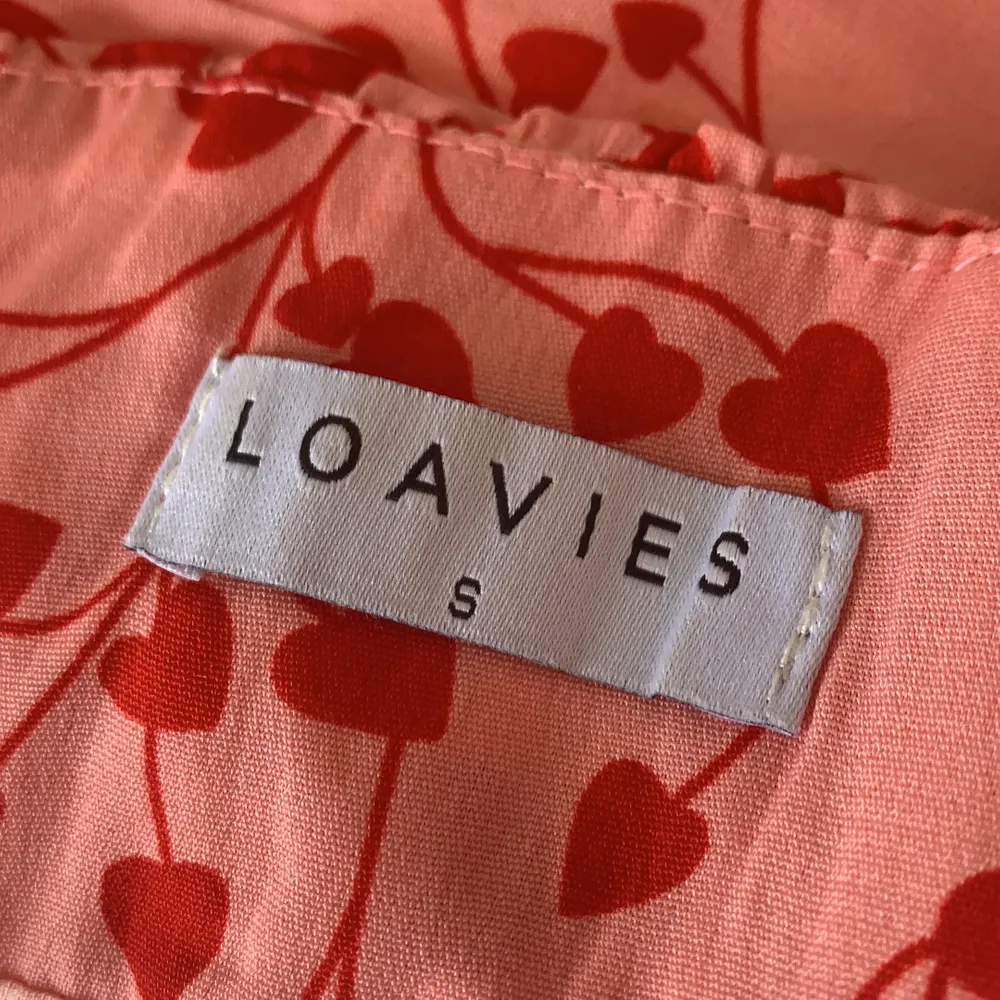 Säljer min underbara klänning från Loavies pga att jag inte får användning av den! Möts tyvärr inte upp så köparen står för frakten💕. Klänningar.