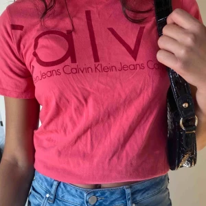  - Fin t-shirt använd fåtal gånger köpt från Calvin Klein, köparen betalar frakt 💕