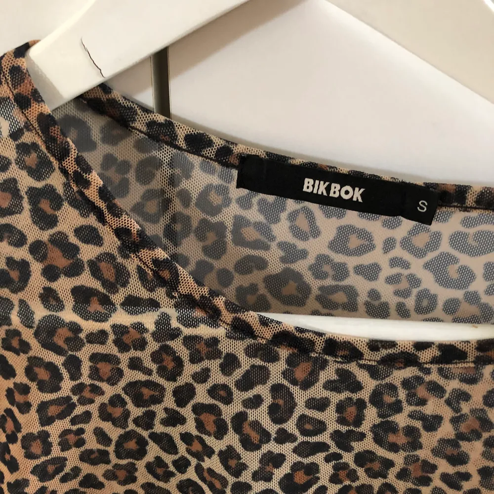 Denna tröja i leopard från bik bok är perfekt till fest eller utgång. Använd några gånger och är i storlek s. Skönt material och väldigt snygg.. Toppar.