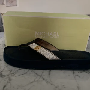 Michael kors flip-flops  - Mörkblåa äkta Michael kors flipflops med guld detalj och ni vid strapsen