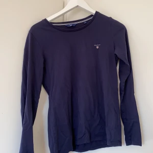 Mörk blå långärmad från Gant - Långärmad mörk blå tröja från Gant. Storlek xs men någorlunda stor i storleken. Relativt bra kvalité. 🤍