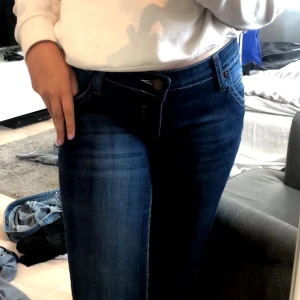 Tommy jeans - Aldrig använt dom vad jag vet efter som dom är M och jag är S, jättefina💙 men jag vet inte modell eller något men dom kostade över 1000 när mamma köpte till mig där av priset!