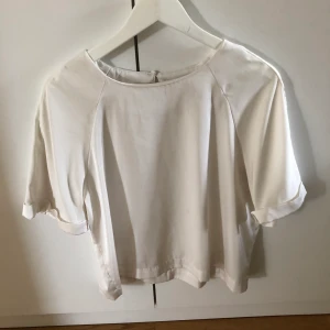 Silke tröja - Denna silke tröja är från bik bok i storlek s. Väldigt söt och passar bra till allt möjligt. Använd högst 2 gånger.