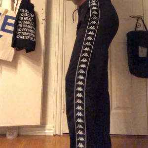 KAPPA BYXOR  - super snygga svarta kappa byxor. Perfekt för många tillfällen! Sköna och bekväma! I bra skick, använda bara ett fåtal gånger. Original pris:600❤️✨✨✨