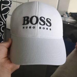 Vit Hugo Boss keps - Tja! Jag säljer en Vit fräsch ofläckig Hugo Boss keps pris går att diskuteras😊