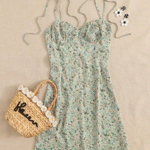 Shein klänning  - Säljer denna super fina somriga klänningen i storlek XS från shein. Klänningen är helt oanvänd (nypris 149kr). Köparen står för frakten 💕 Måtten för klänningen är byst: 80cm, midjastorlek: 67cm, höftstorlek: 92 cm, längd: 86cm 💖