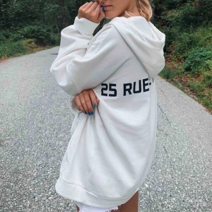  - Snygg oversize hoodie från Gina som inte längre kommer till användning, slutsåld och svin snygg!!, snygg text där bak✨✨