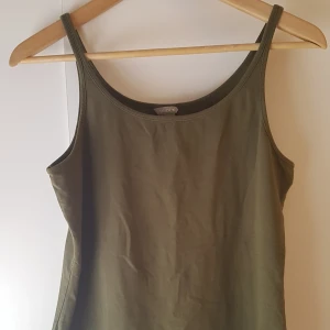 linne strl M  - fint militärgrönt linne från lindex i strl M, perfekt för sommaren. nästan aldrig använt, väldigt bra kvalitet. slutar vid naveln ungefär. 70kr + frakt. 