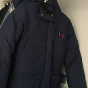 Jacka - Jättefin mörkblå jacka från peakperformance säljes pågrund av att jag har en likadan svart. Abslut ingen förstår eller hål i jackan. Ingen fast pris det är att bara buda :). 