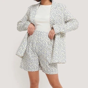 Long shorts 🩳  - Populära lång shorts från Na-Kd. Slutsålda och köpta för 399kr. Priset kan diskuteras!