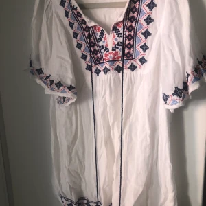 Strandtunika  - Köpt i St Tropez förra året, storleken står ej men skulle tippa på en S 