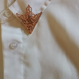 Guldfärgat kragsmycke - Söt oanvänd accessoar till din skjorta. Frakt ingår i priset. 