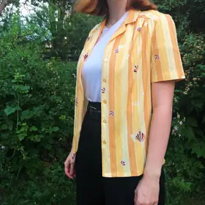 En gul orange skjorta! Ett slags sidentyg som sitter skönt på kroppen, och mig som är en M. Unik! 🌷 Kan fraktas. Betalning sker via Swish 🌷 