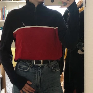 nautica turtleneck zip-up tröja - äkta röd och mörkblå nautica tröja, ganska hög i halsen men kan justeras rätt mycket med dragkedjan. suuuper bekväm, och köpt second hand i usa. köparen står själv för frakten. kontakta mig via pm vid intresse, pris går alltid att diskuteras!🥰