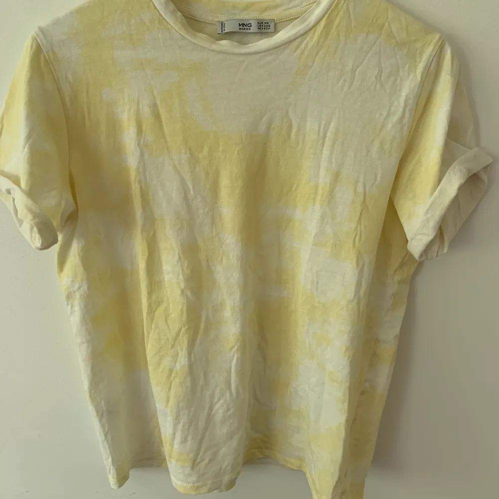 Jättefin t-shirt från Mango som säljs pga att den aldrig används. Tie dye mönster med vitt och gult. Storlek xs men skulle säga att den kan passa s också! Skriv för frågor 🤍. T-shirts.