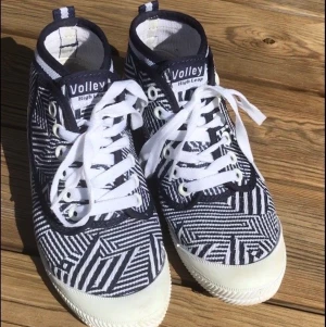 Vita och blå Sneakers med unikt mönster - Snygga nästan helt oanvända Valley skor med vita och blå ränder. Säljer pga att jag aldrig använt dom