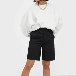 Svarta Linne Shorts - Skitsnygga Svarta Linne long shorts från Madlady. Säljer de beiga (bild 2) FAST I SVART! De svarta på dessa bilder ser likadana ut som de jag säljer, men de är inte EXAKT samma, utan det är exakt samma som de beiga fast SVARTA! Slutsålda på hemsidan. 