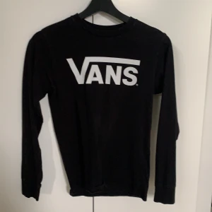 Långärmad från vans - Säljer en svart långärmad från vans pga att den inte kommer till användning. Det är stl.S och har en fin passform! Budning och köparen står för frakten💖