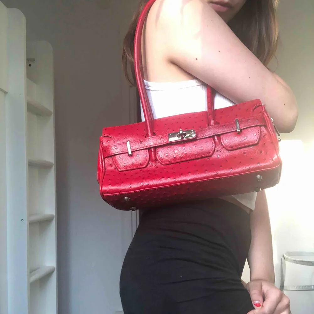 Röd Y2K skin väska, köpt second hand, står inte vilket märke. Väskor.