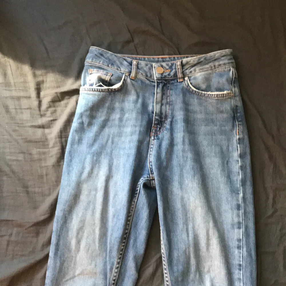 Säljer dessa mom jeansen som sitter vid ankeln på mig och jag är ca 160 cm lång storlek XS och är köpta för 549kr därav priset som jag nu säljer dem för : 160kr + frakt . Jeans & Byxor.