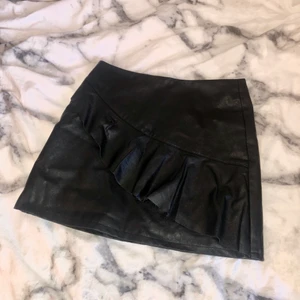 Kjol - Jättefin skinkjol som tyvär blivit för liten, vet inte exakta storleken men skulle säga ungefär XS🖤