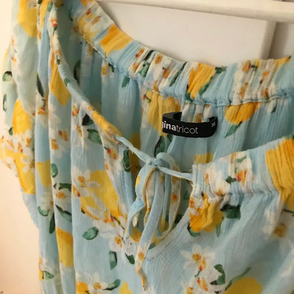 En jättefin ljusblå playsuit med citroner på. I storlek 36. Väldigt fin färg och modell från Gina tricot. Frakt tillkommer som köparen står för. Priset går att diskutera. Vid frågor så är det bara att höra av sig.. Övrigt.