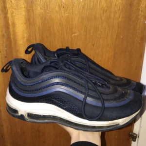 air max 97  - slitna, tvättnas innan dom skickas ofc, mörkblåa
