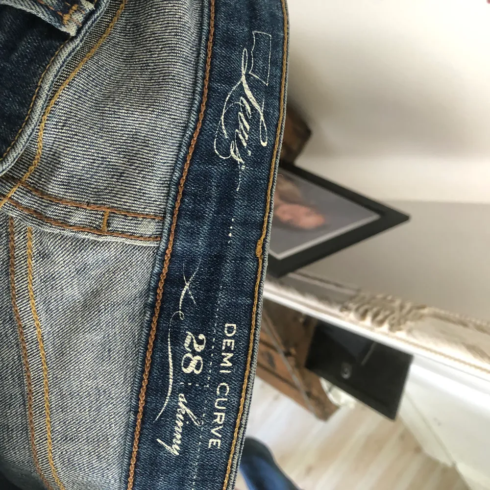 Stentvättade Levi’s Jeans med modellen skinny, storlek 28.  Kostar 200kr och köparen står för frakt 🤩. Jeans & Byxor.