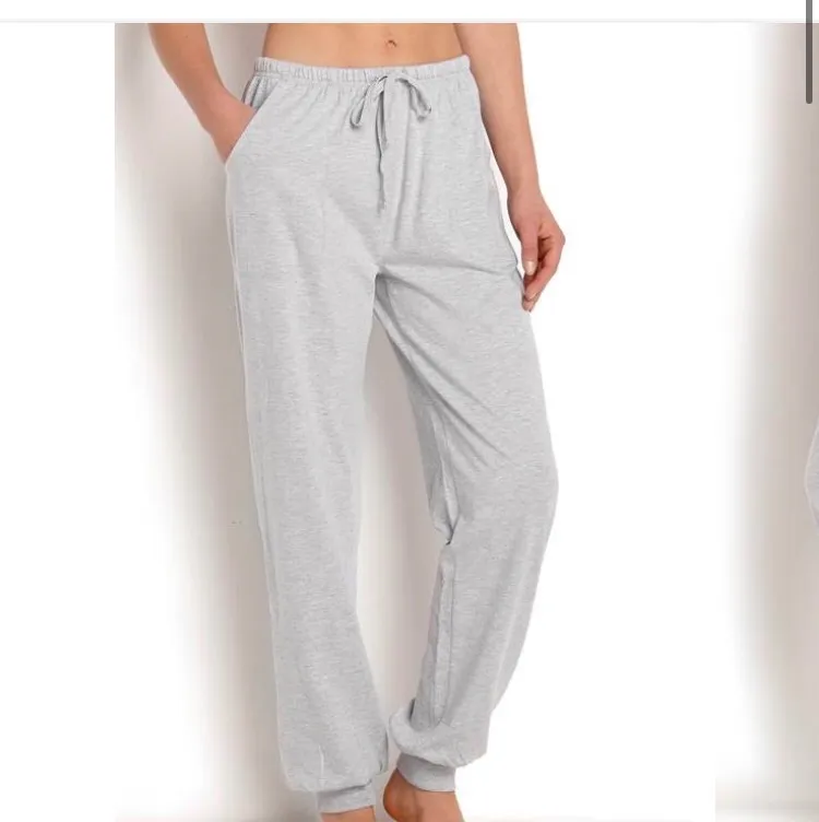 Säljer dessa mjukis byxor / pyjamas byxor från Gina använda fem gånger mycket bra skick❤️ säkert någon fläck på dom men de går nog bort i tvätten isf. Jeans & Byxor.