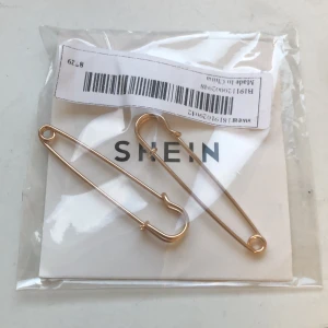 Pins - Snygga guldiga pins. Köpta som örhängen men går även som vanlig pins.