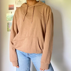 Skön hoodie - En mysig brun hoodie i storlek S passar även XS. Först till kvarn och köparen står för frakt💕✌🏽✌🏽✌🏽