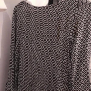 Blus - Svart-vit blus från zara! Lite längre tyg på ryggen än fram! Strl xs