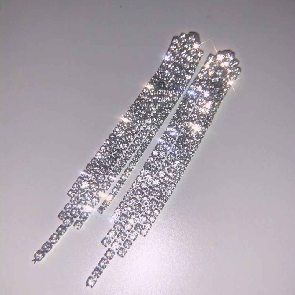 ett par superglammiga och lyxiga örhängen köpt på glitter? för runt 199 kr om jag minns rätt. har så mycket örhängen så dessa har inte kommit till användning. men de är perfekt för fest eller om man bara vill klä upp sig lite. ✨ frakten ingår i priset 🥰. Accessoarer.